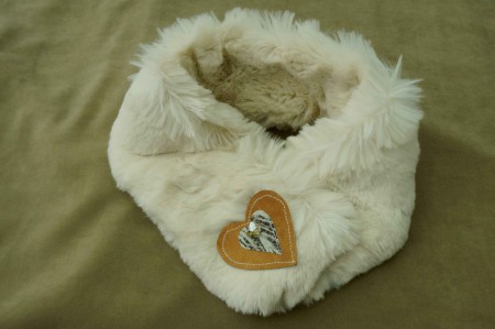 collier de fourrure aspcet loup blanc, broche amovible cir vieilli et cuir tigré, papillon de cristal